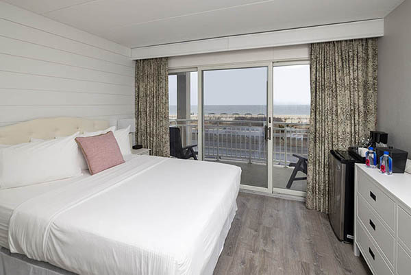 Montreal Queen Suite Room