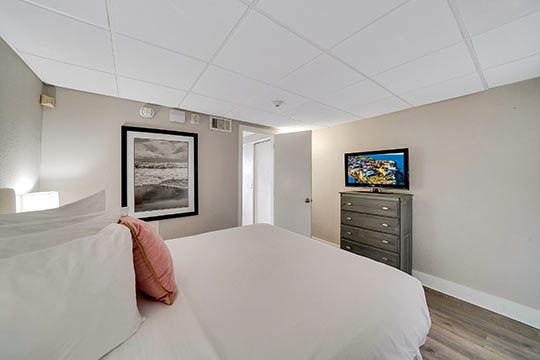 Queen Suite Kitchenette Patio Level